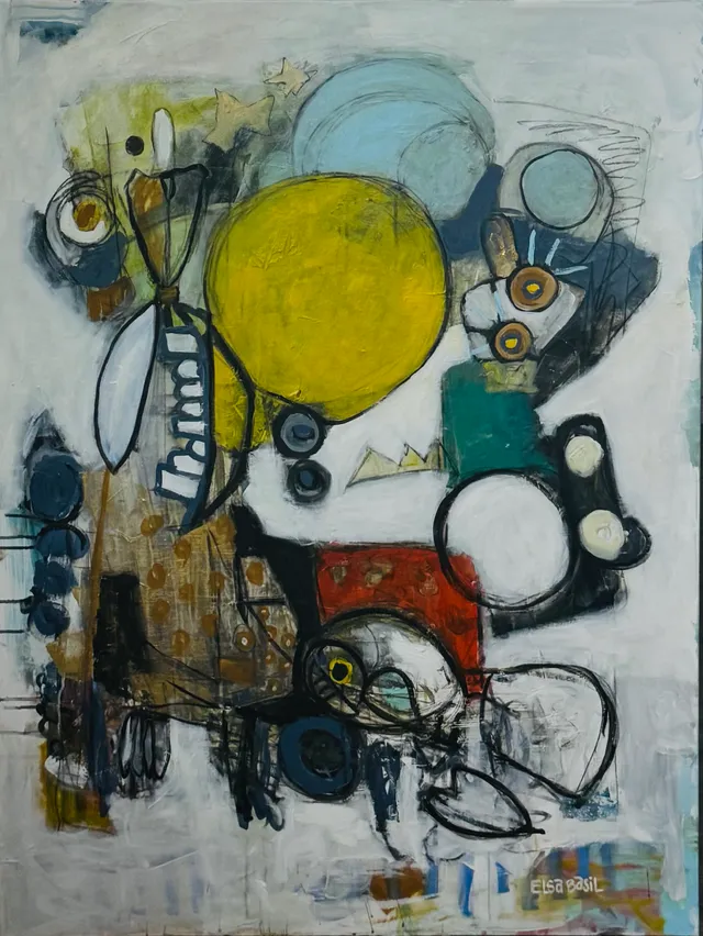 Pintura vertical sobre fondo gris pálido: un círculo amarillo, aros azules y negros, un bloque rojo, parches ocres y dibujos sueltos en línea negra que casi se vuelven figuras