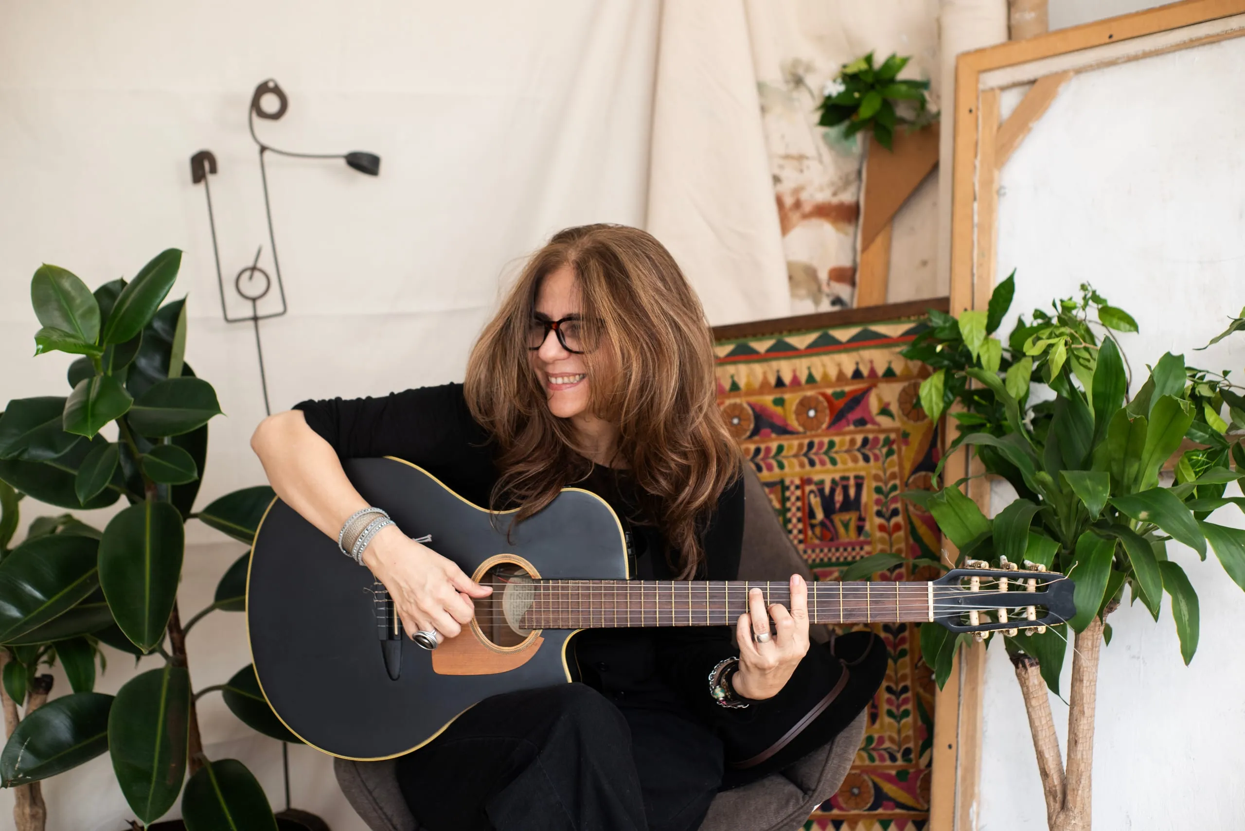 Elsa Basil sentada con su guitarra