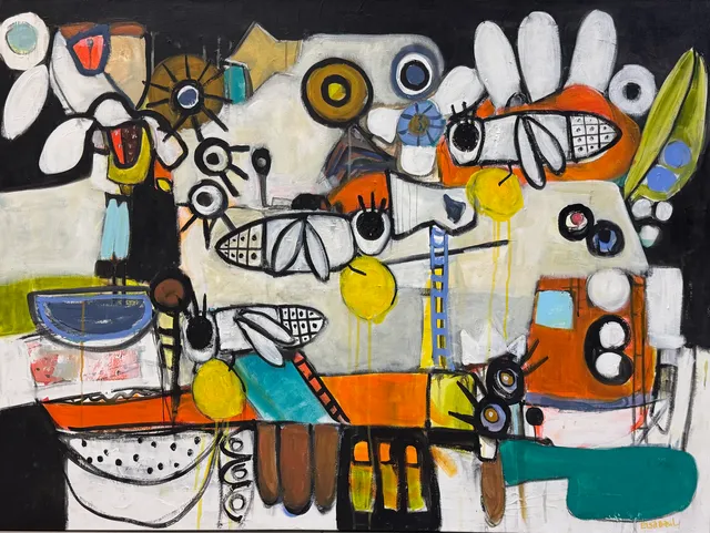Pintura apaisada sobre fondo oscuro: criaturas como luciérnagas de alas estampadas y ojos abiertos entre abanicos de pétalos blancos, escaleras, esferas amarillas, un vehículo naranja y una poza de luz turquesa