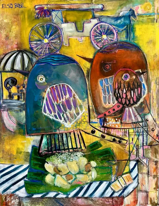 Dos figuras como aves de cuerpos emplumados y estampados entre ruedas de carreta, una sombrilla y platos de comida, en ocres y amarillos cálidos