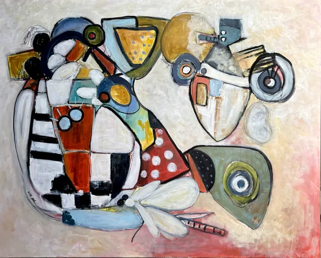 Pintura sobre fondo crema y rosa cálido: un ensamblaje de formas orgánicas y mecánicas, ruedas, conos rayados, vasijas estampadas y una libélula pálida, unidos en una estructura flotante