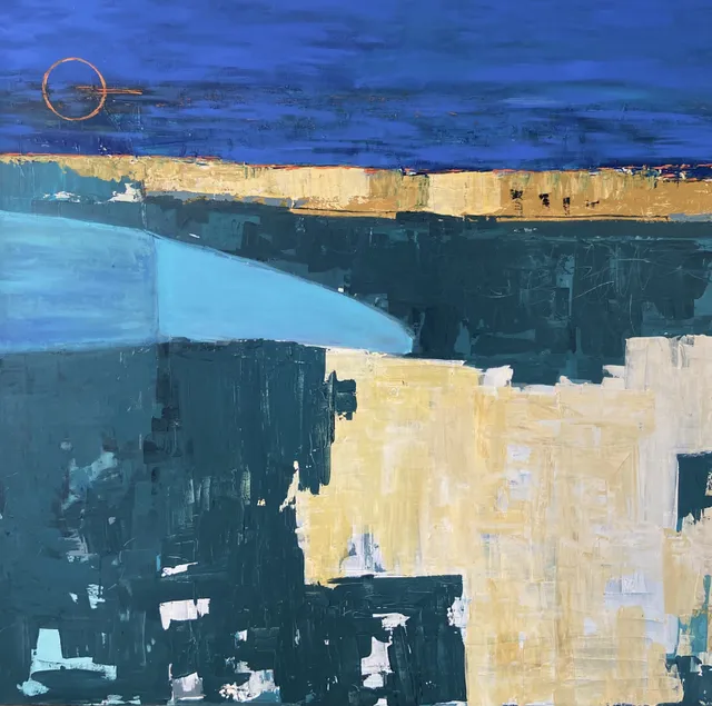 Pintura abstracta en azul nocturno, turquesa y arena pálida, con un fino círculo cobrizo flotando en la banda azul profunda superior